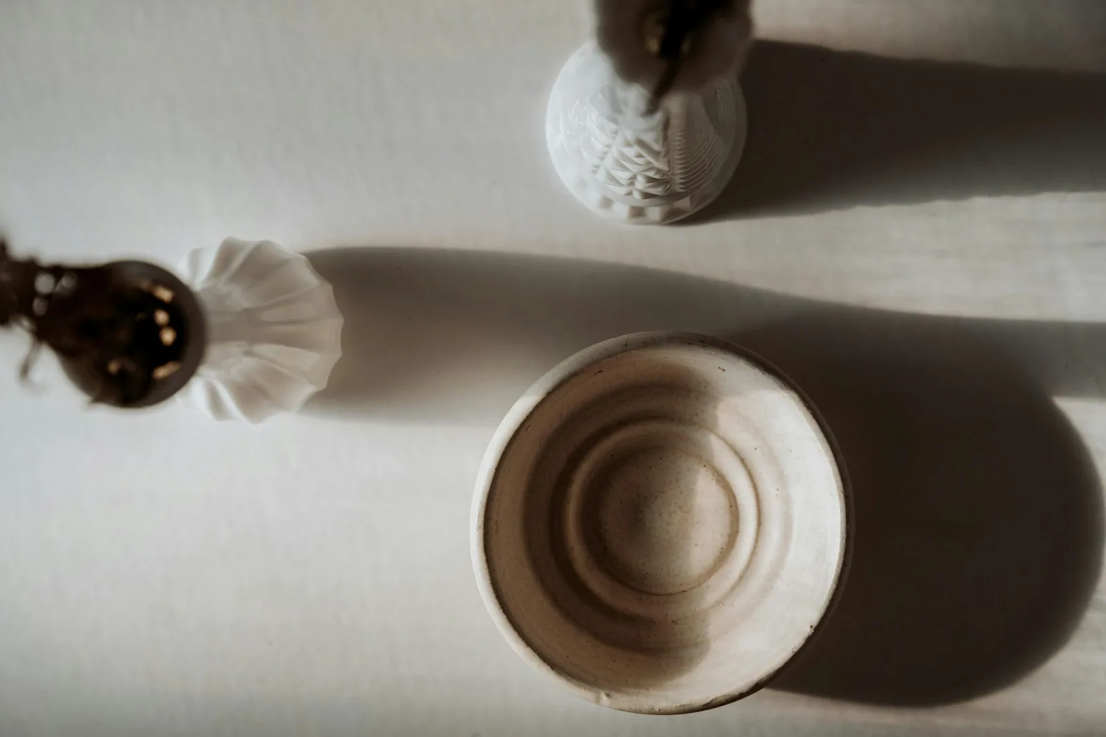 Witte schaal op tafel