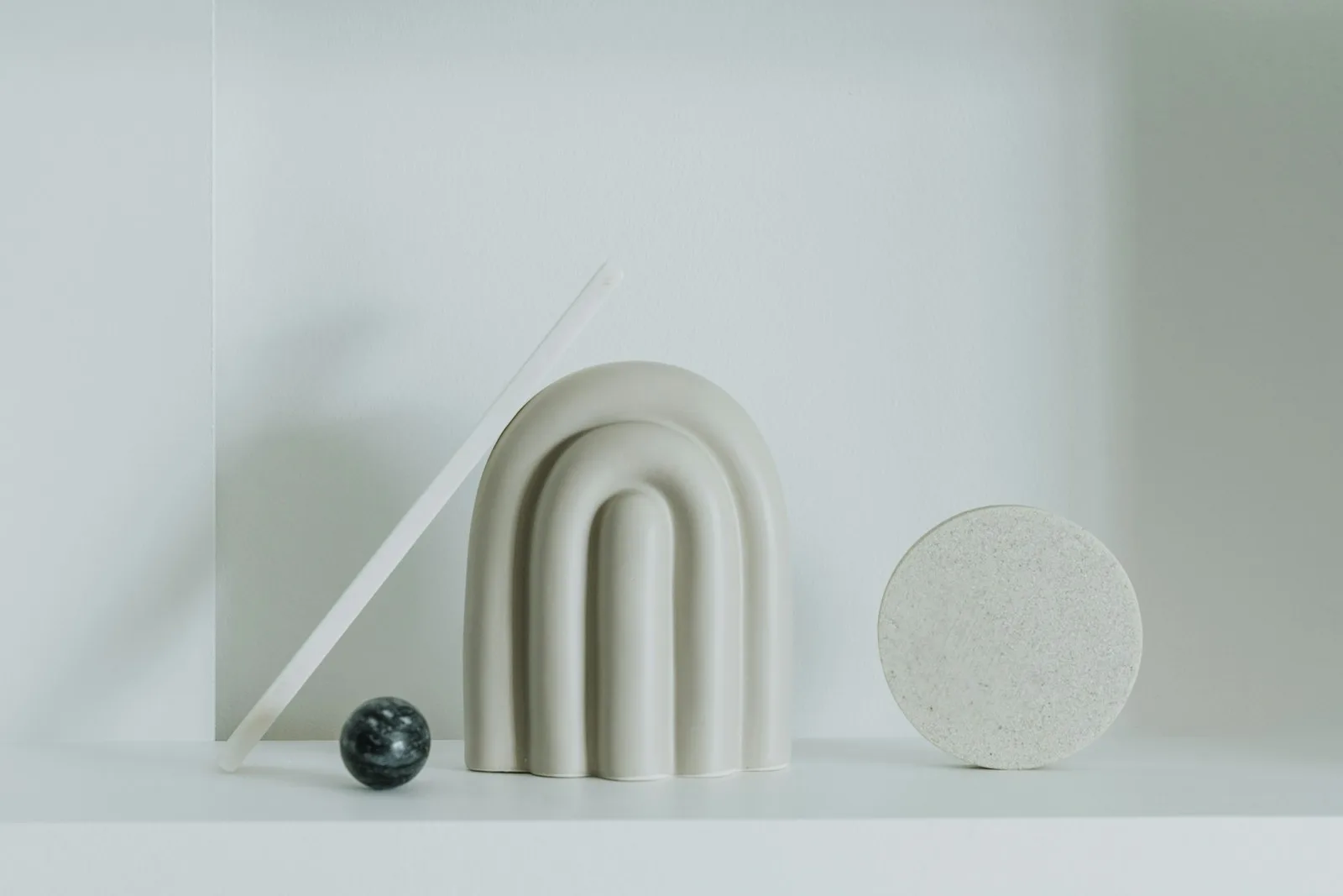 Wit sculptuur op schap